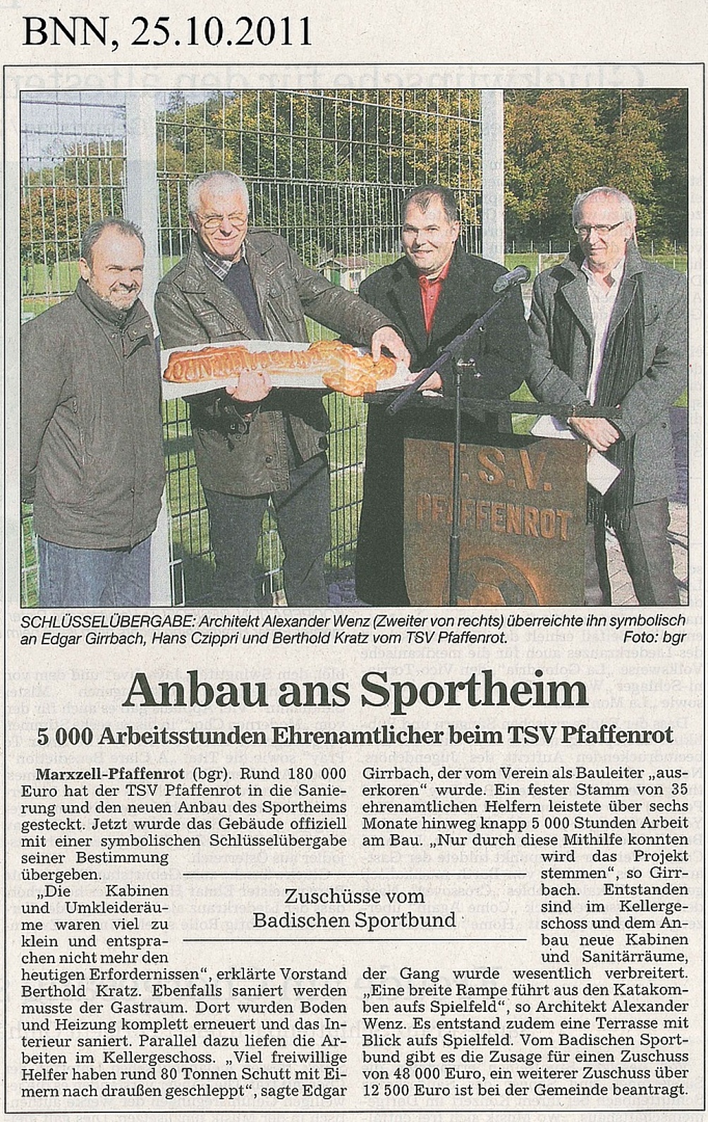 SCHLÜSSELÜBERGABE: Architekt Alexander Wenz (Zweiter von rechts) überreichte ihn symbolisch